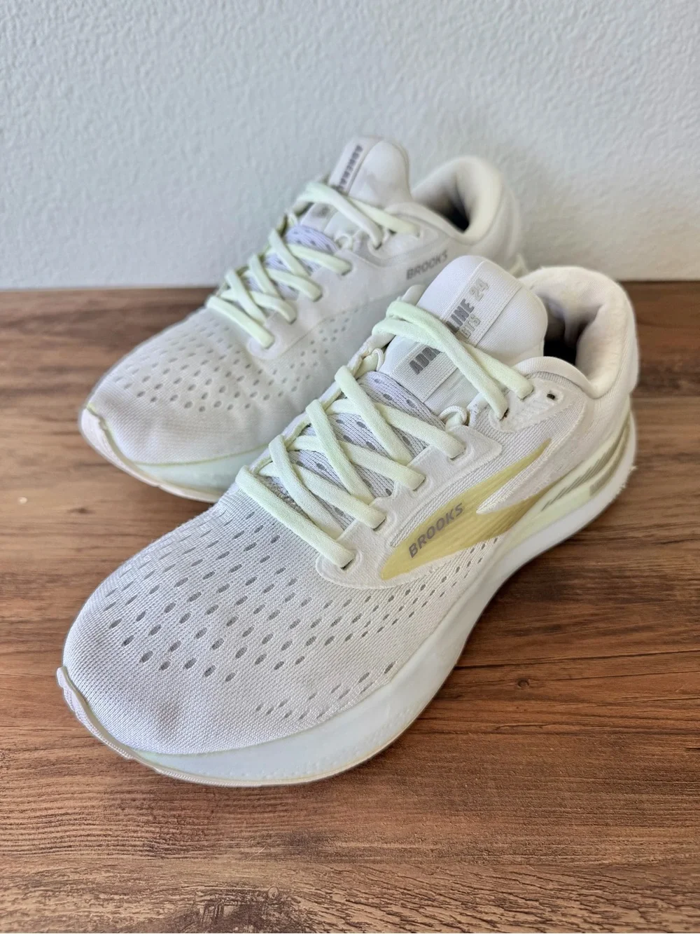 Brooks Women’s Adrenaline GTS 24 in White/Limpet Shell/Alloy (Size: 8.5-B)